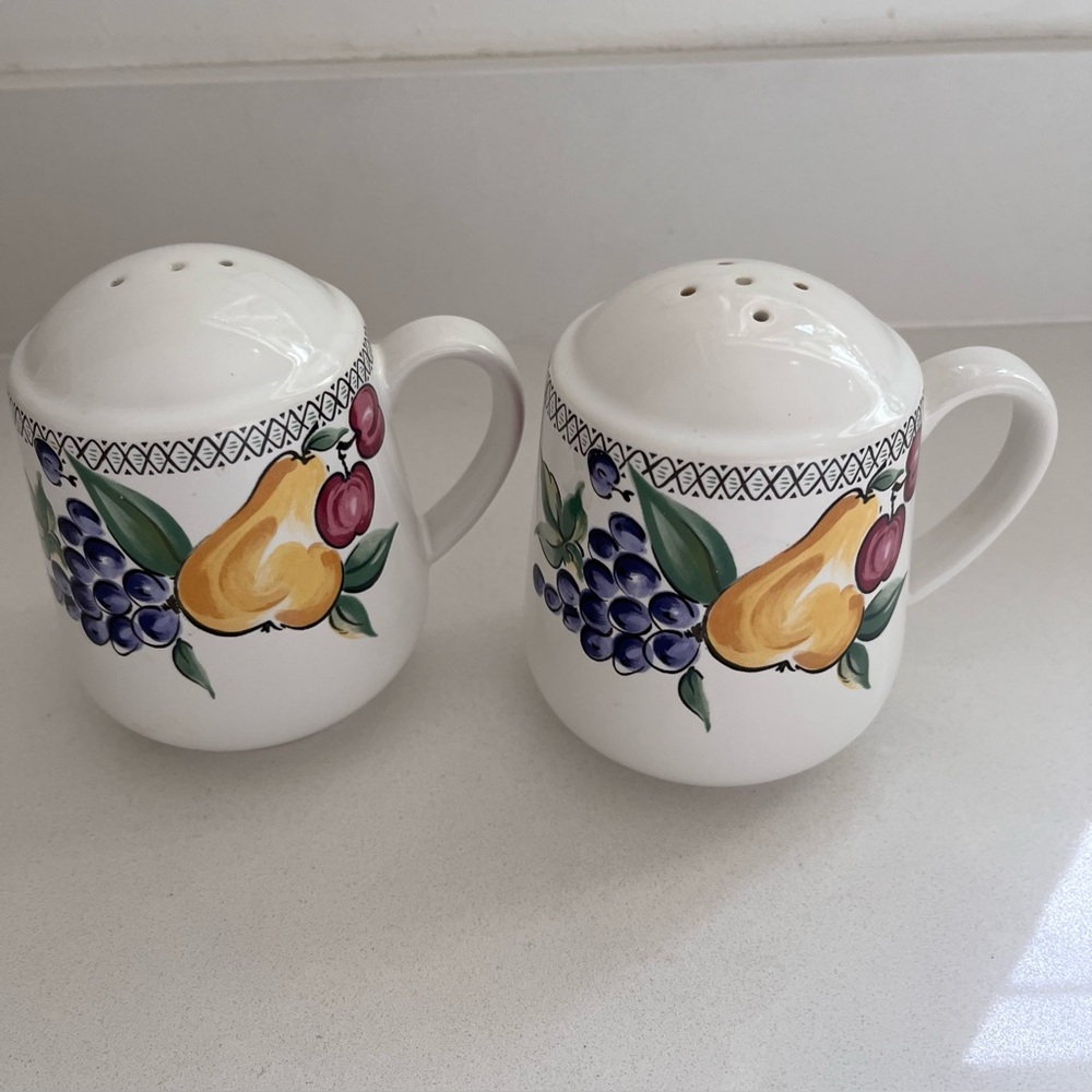 NANCY CALHOUN Cafe Classico LAmore Fruit Stove Top Salt and Pepper Shaker Set